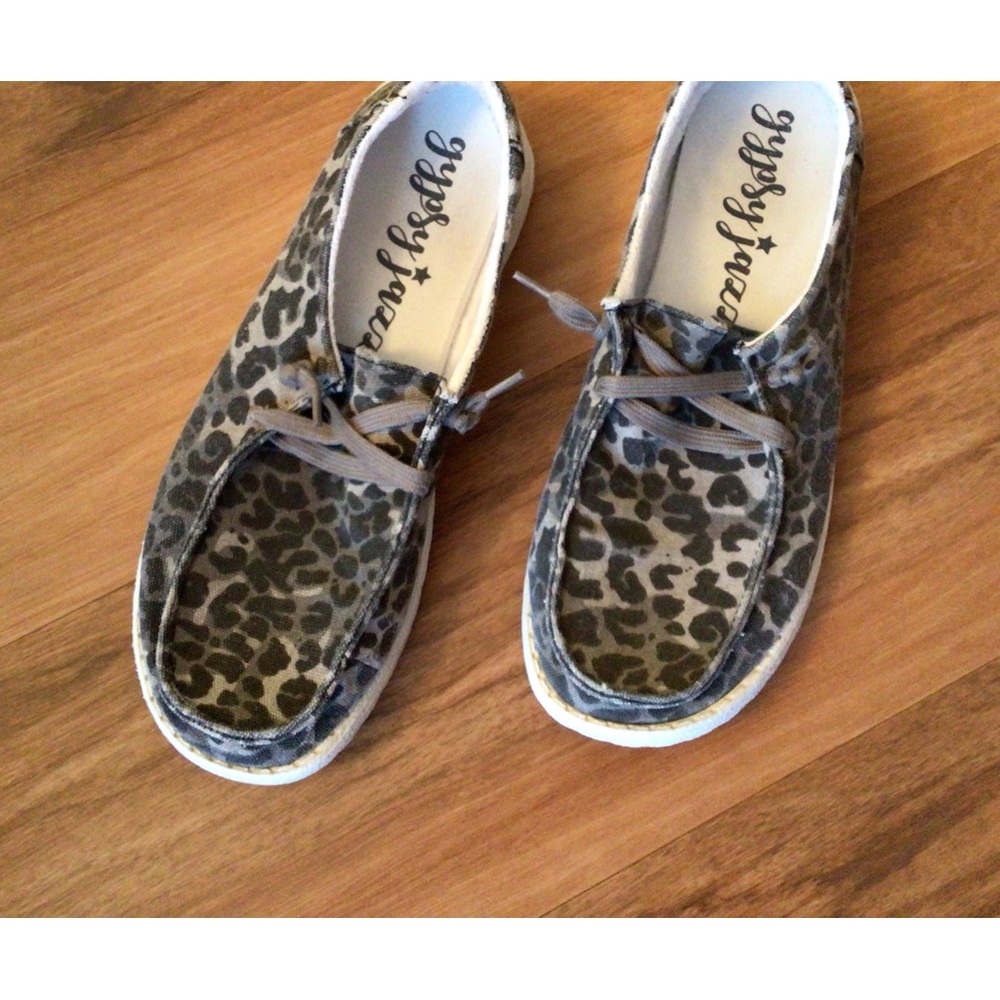 VGUC Womens Shoes.  Size 9.5